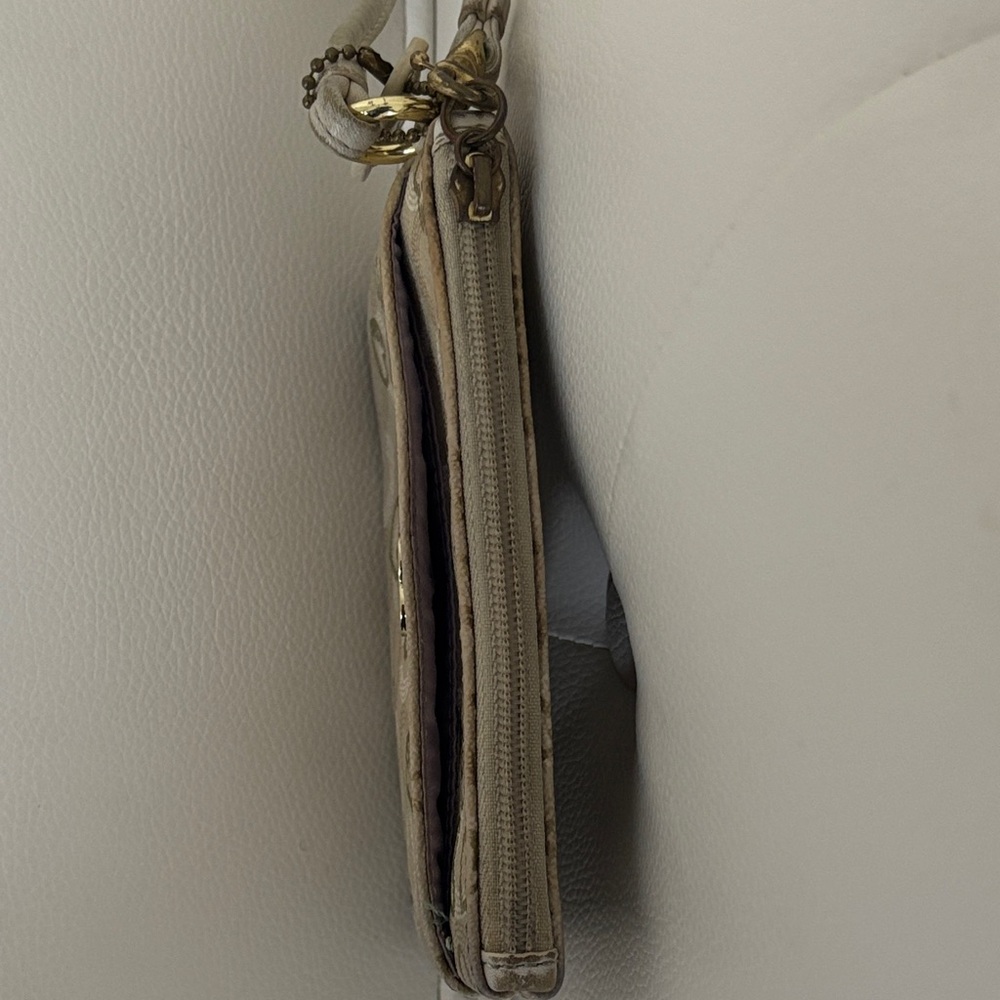 Coach Waverly Hearts Beige Heart Pattern Wristlet  ( PREOWNED) - Picture 10 of 16